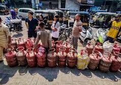 सिलेंडर की सप्लाई ठप, अब इंडक्शन ही सहारा! तस्वीरों में देखें देश में गहराया LPG संकट