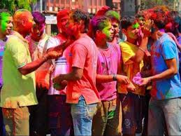 Holi 2026: होली खेलते समय भूलकर भी न पहनें कॉन्टैक्ट लेंस, वरना आंखों में बढ़ जाएगी ये परेशानी