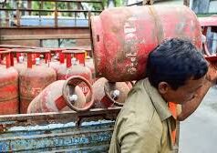 देश में घरेलू LPG 60 तो कमर्शियल सिलेंडर 115 रुपए हुआ महंगा, आज से प्रभावी होंगी नई दरें
