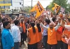 खामनेई की मौत पर बांटी मिठाई, हिंदूवादी नेता के खिलाफ FIR पर बवाल, गिरफ्तारी देने पहुंचे सैकड़ों कार्यकर्ता