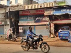 कांकेर में तनावपूर्ण माहौल: 6 घरों पर कार्रवाई के खिलाफ सड़कों पर लोग