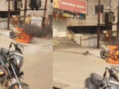 खड़ी बाइक में अचानक लगी आग, कुछ ही मिनटों में जलकर हुई राख