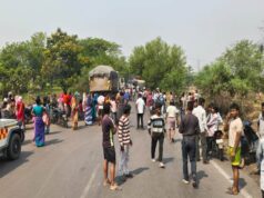 ट्रेलर की टक्कर से स्कूटी सवार महिला की मौत, पति और बच्चे घायल, आक्रोशित ग्रामीणों ने किया चक्काजाम