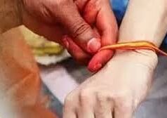 कहीं आप भी गलत हाथ में तो नहीं बांध रहे कलावा? जानिए रक्षासूत्र के 3 जरूरी नियम