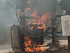 शहर के व्यस्त चौक पर ट्रांसफार्मर में विस्फोट के बाद लगी भीषण आग, इलाके में मचा हड़कंप, 6 घंटे तक बिजली आपूर्ति रही बाधित