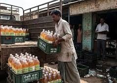 प्लास्टिक बोतल में पहुंची देसी शराब : जिन दुकानों में पुराना स्टॉक खत्म, वहां सप्लाई शुरू