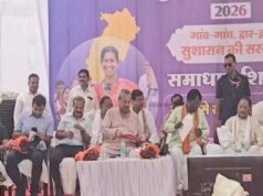 ’तेंदूपत्ता संग्राहकों के बीच पहुंचे मुख्यमंत्री, महुआ पेड़ के नीचे लगाई चौपाल’