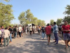 रफ्तार का कहर… सड़क किनारे पलटी यात्री बस, हादसे में 50 लोग घायल