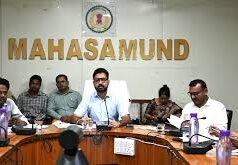 कलेक्टर विनय लंगेह ने ली समीक्षा बैठक, लंबित मामलों के जल्द निराकरण के निर्देश