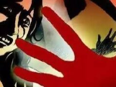 चलती ट्रेन में चढ़ते समय फिसला पैर, RPF जवान ने बचाई यात्री की जान