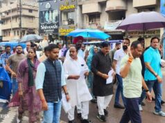बिजली बिल का विरोध : कांग्रेसियों ने घर-घर जाकर स्मार्ट मीटर बदलने बांटे आवेदन