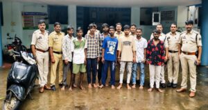 कुरूद लूटकांड का बड़ा खुलासा! स्विफ्ट कार में आए बदमाशों ने की थी लूट, ओडिशा से 8 शातिर आरोपी गिरफ्तार