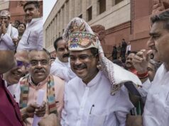 इस्तीफा देकर संसद पहुंचे धर्मेंद्र प्रधान तो NDA सांसदों ने घेरा, लगाए ‘जिंदाबाद’ के नारे