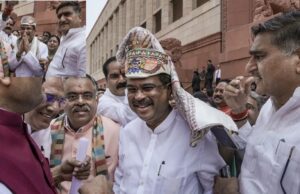 इस्तीफा देकर संसद पहुंचे धर्मेंद्र प्रधान तो NDA सांसदों ने घेरा, लगाए ‘जिंदाबाद’ के नारे