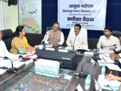 सड़क निर्माण की धीमी रफ्तार पर भड़के संभागायुक्त, इंजीनियर को फटकार; स्कूल-आंगनबाड़ी और स्वास्थ्य केंद्रों का भी किया निरीक्षण