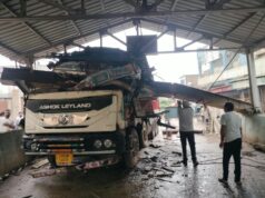 भाटापारा में आधी रात बड़ा हादसा! अंडरब्रिज में पोल से टकराया ट्रक, केबिन में फंसा चालक; डायल 112 ने बचाई जान