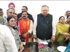 डोंगरगढ़ भाजपा में ‘मंडल संकट’! सैकड़ों कार्यकर्ता पहुंचे रमन सिंह के पास, पूछा- हमारी गलती क्या थी?