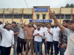पेपर लीक के विरोध में IGKV के सामने NSUI का प्रदर्शन, नकली नोट और डायपर लेकर जताया विरोध