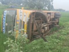 बेमेतरा में बड़ा सड़क हादसा, स्कूल बस अनियंत्रित होकर खेत में पलटी; कई बच्चे घायल