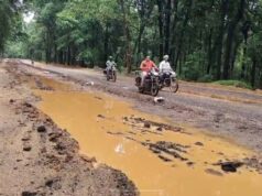 एक तरफ गड्ढा, दूसरी तरफ दलदल… मोहला-मानपुर हाईवे पर हर सफर बन रहा जान का खतरा, कब जागेंगे जिम्मेदार?