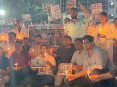 जूनियर डॉक्टरों की 3 बड़ी मांगें, रायपुर में कॉलेज से कैजुअल्टी तक निकला कैंडल मार्च