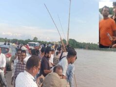 महानदी के तेज बहाव में शराब की बोतलें! पकड़ने के लिए लोगों ने लगाया देसी जुगाड़