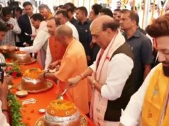 राजनाथ सिंह और CM योगी ने PM मोदी के जन्मदिन पर भंडारे में बांटा प्रसाद, वाराणसी के मंदिर में पूजा भी की