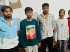 दनिया पुल पर मौत का सैलाब! तेज बहाव में बह गई कार, पेड़ के सहारे लटके 5 दोस्त, टीआई ने पानी में उतरकर बचाई जान
