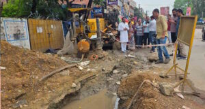 ‘क्या रायपुर प्रयोगशाला बन गया है?’ सड़क खुदाई देखकर भड़के आकाश तिवारी, कंपनी पर कार्रवाई की मांग