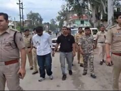 IPS के बेटे से मारपीट के बाद पुलिस का सख्त एक्शन, दो आरोपियों को हथकड़ी पहनाकर निकाला जुलूस