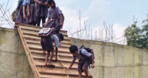 मैनपुर में अधूरा पुल बना आफत! बच्चों और ग्रामीणों के लिए सेंट्रिंग प्लेट से बनाया अस्थायी रास्ता, हादसे का खतरा