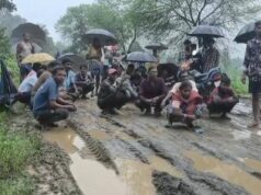बारिश में दलदल बनी बांगो-पोड़ी सड़क, सैकड़ों ग्रामीणों का फूटा गुस्सा; बोले- अब होगा बड़ा आंदोलन