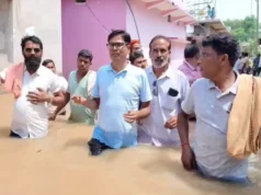 बाढ़ के बीच ग्राउंड पर उतरे OP चौधरी, नाव से पहुंचे जलमग्न गांव; ग्रामीणों से लिया हालचाल