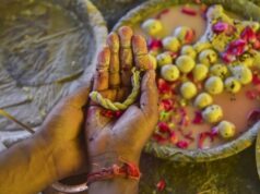 पितरों को तर्पण देते समय काले तिल ही क्यों चढ़ाए जाते हैं? जानें इसके पीछे की धार्मिक मान्यता