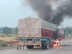 दामाखेड़ा ओवरब्रिज पर ट्रक में लगी आग, चालक और हेल्पर ने कूदकर बचाई जान
