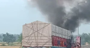 दामाखेड़ा ओवरब्रिज पर ट्रक में लगी आग, चालक और हेल्पर ने कूदकर बचाई जान