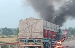 दामाखेड़ा ओवरब्रिज पर ट्रक में लगी आग, चालक और हेल्पर ने कूदकर बचाई जान