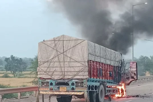 दामाखेड़ा ओवरब्रिज पर ट्रक में लगी आग, चालक और हेल्पर ने कूदकर बचाई जान