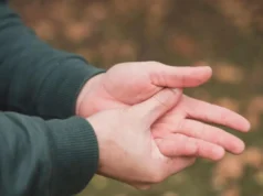 रात में सोते समय हाथ क्यों हो जाते हैं सुन्न? कहीं नसों से जुड़ी इस समस्या का संकेत तो नहीं