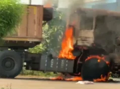 महासमुंद में NH-53 पर बड़ा हादसा टला, खड़े ट्रेलर में लगी भीषण आग; चालक सुरक्षित