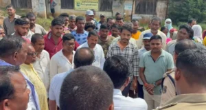 नवजात की मौत के बाद ग्रामीणों का प्रदर्शन, स्वास्थ्य विभाग ने प्रभारी डॉक्टर और एएनएम को किया निलंबित