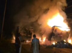 चलते ट्रक के इंजन में लगी आग, देखते ही देखते पास खड़ा दूसरा ट्रक भी जला; NH-53 पर मचा हड़कंप