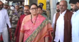 स्मृति ईरानी के दौरे पर पोस्टर-बैनर क्यों नहीं? रायपुर में स्वागत के बदले दिखे भाजपा के झंडे