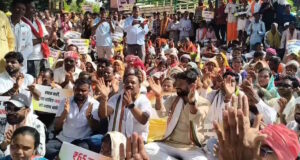 बस्तर में बाढ़ राहत पर घमासान, किसानों ने सरकार को दिया 10 दिन का अल्टीमेटम